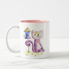 Cute Whimsical Sneaky Cat med Birdhouse Två-Tonad Mugg