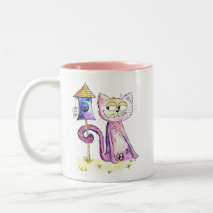 Cute Whimsical Sneaky Cat med Birdhouse Två-Tonad Mugg