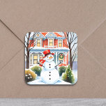 Cute Whimsical Snögubbe under julen i förorterna Fyrkantigt Klistermärke<br><div class="desc">Traditionella julklistermärken. En söt vattenfärgsillustration av ett snögubbe framför ett Viktorianhus i ett sött mysigt grannskap.</div>