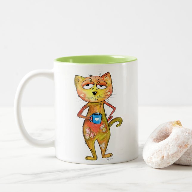 Cute Whimsired Cat Drinking Coffee Två-Tonad Mugg (Med munk)