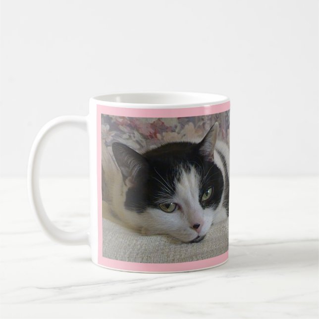 Cute White Black Cat Photo Monogram Namn Rosa Kaffemugg (Vänster)