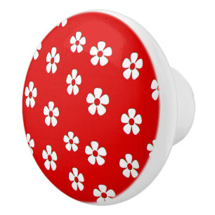Cute white blommor på rött knopp