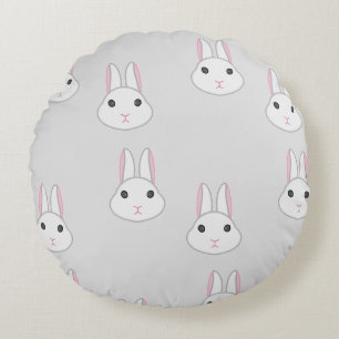 Cute white bunnies på grått rund kudde