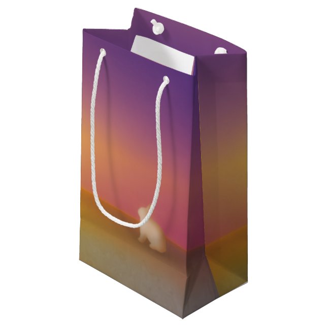 Cute White Bunny Rabbit på Grassy Backe vid Solupp (Framsidan Vinklad)