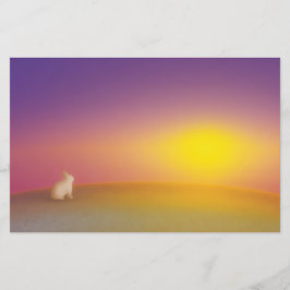 Cute White Bunny Rabbit på Grassy Backe vid Solupp