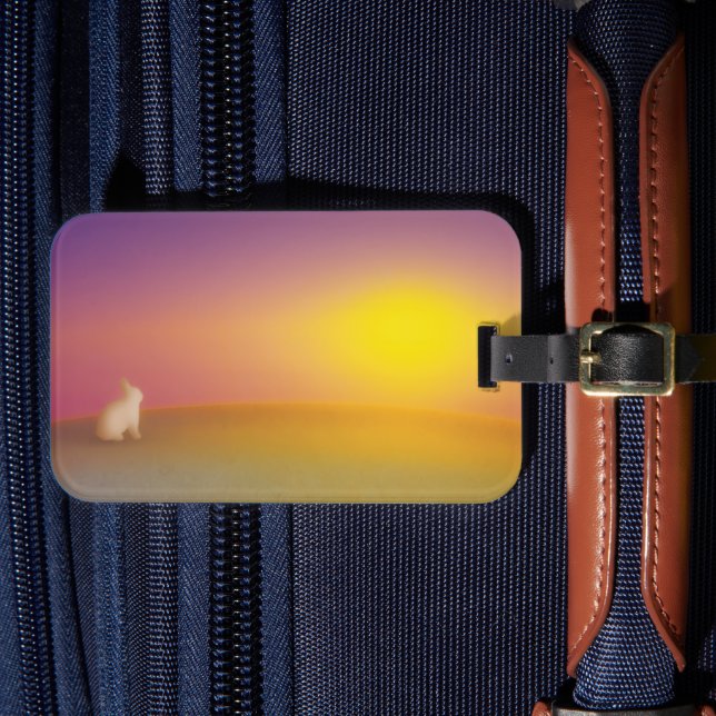 Cute White Bunny Rabbit på Grassy Backe vid Solupp Bagagebricka (Framsida Insitu 4)