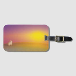 Cute White Bunny Rabbit på Grassy Backe vid Solupp Bagagebricka