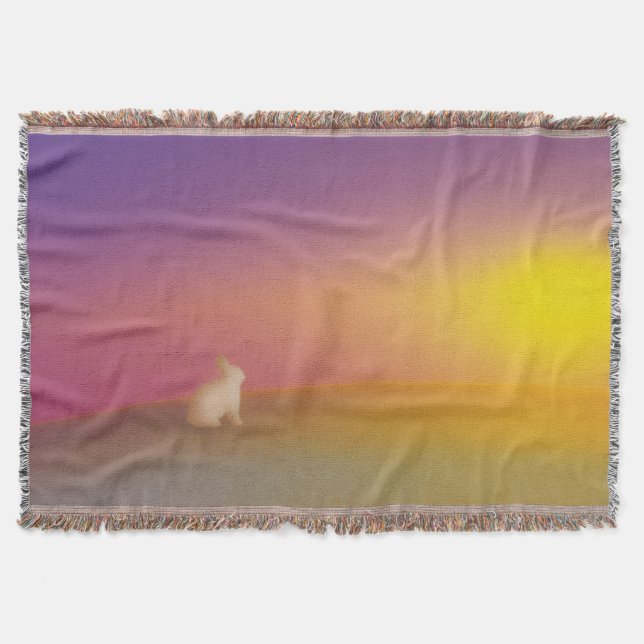 Cute White Bunny Rabbit på Grassy Backe vid Solupp Filt (Framsidan)