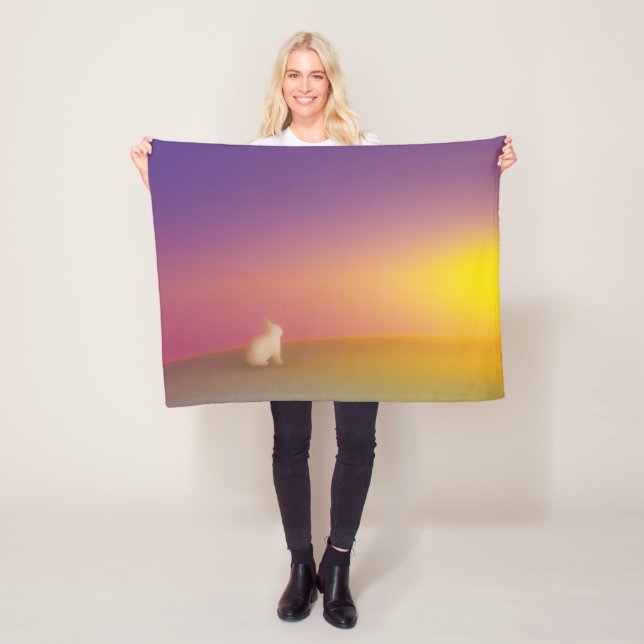 Cute White Bunny Rabbit på Grassy Backe vid Solupp Fleecefilt (På plats)