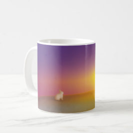 Cute White Bunny Rabbit på Grassy Backe vid Solupp Kaffemugg