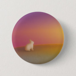 Cute White Bunny Rabbit på Grassy Backe vid Solupp Knapp