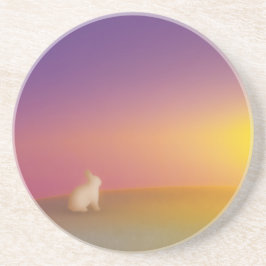 Cute White Bunny Rabbit på Grassy Backe vid Solupp Underlägg