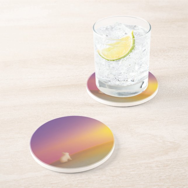 Cute White Bunny Rabbit på Grassy Backe vid Solupp Underlägg (Sidan)