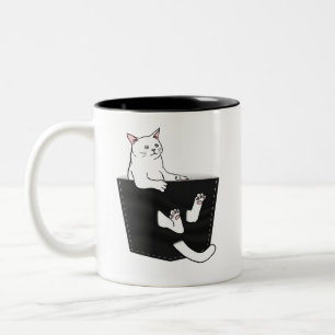 Cute White Cat Sits in Pocket Två-Tonad Mugg
