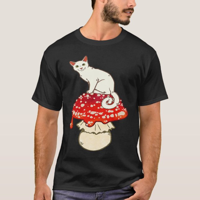 Cute White Cat Sitting on Red Spotted Mushroom T Shirt (Framsida)