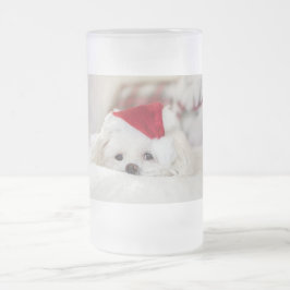 Cute White-Hund i en röd julklapp Frostat Ölglas