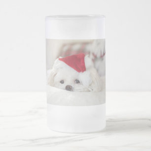 Cute White-Hund i en röd julklapp Frostat Ölglas