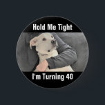 Cute White-Hund Skrämt till Turn 40 Funny Birthday Knapp<br><div class="desc">Den här fina knappen har Olive,  en vacker labradoblandning med hennes bästa vän Pappa.   En söt gåva till alla som närmar sig en födelsedag de har läst och behöver ett skratt plus en kram!</div>