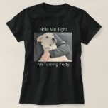 Cute White-Hund Skrämt till Turn 40 Funny Birthday T Shirt<br><div class="desc">Den här fina skjortan har Olive,  en vacker labradoblandning med hennes bästa vän Pappa. En söt gåva till alla som närmar sig en födelsedag har de läst och behöver ett skratt plus en kram!</div>
