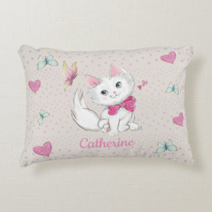 Cute White Kitten med Butterfly på pastel Prydnadskudde