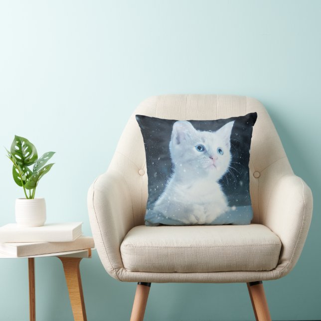 Cute White Kitten med Söt Blue Ögon Kudde (Stol)