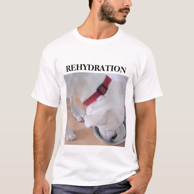 Cute White Labrador Mix Puppy Hund Drinking Vatten T Shirt (Framsida)