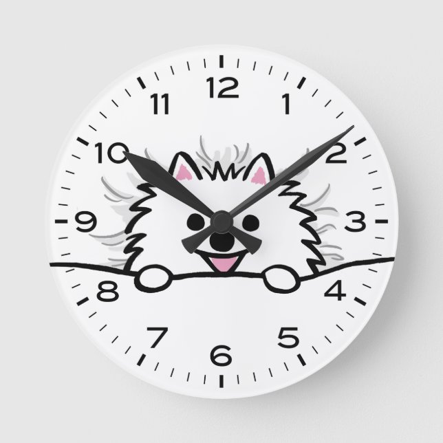 Cute White Pomeranian Tuckad i Bed Rund Klocka (Framsida)