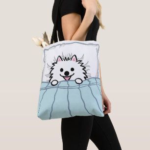 Cute White Pomeranian Tuckad i Bed Tygkasse