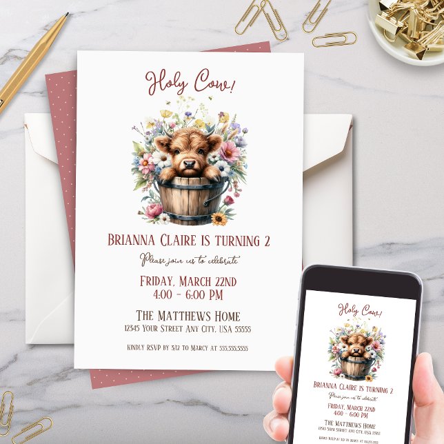 Cute Wildblommor Highland Cow Farm Animal Birday Inbjudningar (Cute baby highland cow birthday party invitation with wildflowers in vintage wooden bucket)