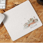 Cute Winter Dachshund Hund | Monogram Musmatta<br><div class="desc">Lägg till ett litet charm på arbetsytan med den här adjektiga Cute Winter Dachshund-Hund musknapp. Den här designen ger en vit vattenfärgsillustration av en lekfull dachshund som slår igenom ett snöunderland och ger värme och helgdag glädje till vilket skrivbord som helst. Den mjuka paletten färg och de känsliga vinteraccenterna, som...</div>