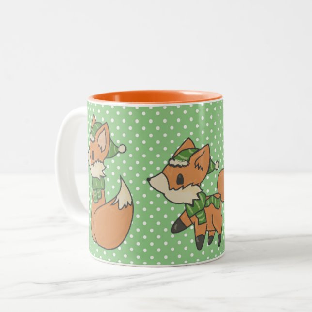 Cute Winter Foxes on Grönt Polka Dot Två-Tonad Mugg (Framsida vänster)