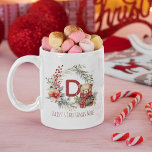 Cute Winter Nalle Kids Namn julgåva Kaffemugg<br><div class="desc">God personlig,  ungar jul,  Mugg! Konstruktionen har en bra vinter-nalle med vinter-färg,  som är varmt i en liten brun jacka och en röd buffelschak,  en festiv krans,  med ett överlägg av snö. Anpassa den första och namn skapar den här perfekten som liten gåva!</div>