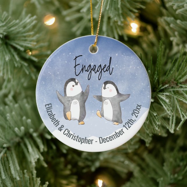 Cute Winter Penguins Monogrammed Engagerad Julgransprydnad Keramik (Träd)