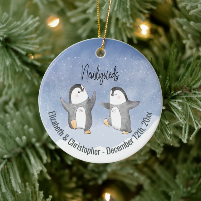 Cute Winter Penguins Monogrammed Newlyweds Julgransprydnad Keramik (Träd)