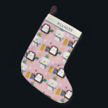 Cute Winter Penguins och Snögubbe Rosa Personlig Liten Julstrumpa<br><div class="desc">Roligt Kawaii stil vintertid mönster med söta pingviner och snögubbar i rosa,  personlig med ditt namn.</div>