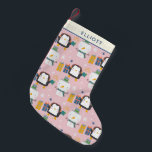 Cute Winter Penguins och Snögubbe Rosa Personlig Liten Julstrumpa<br><div class="desc">Roligt Kawaii stil vintertid mönster med söta pingviner och snögubbar i rosa,  personlig med ditt namn.</div>