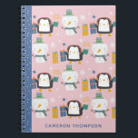 Cute Winter Penguins Snögubbe Rosa Personlig Anteckningsbok<br><div class="desc">Lägg märke till roligt och glädje med den här snygga bärbara personligen som innehåller fina penguiner, snögubbar och färgstarka presenter! Den här visuella utformningen är perfekt för barn eller vem som helst som har kärlek-vintercharm mot en bakgrund av pastellernas rosa med en kontrasterande blå ryggrad. Lägg till ditt namn eller...</div>