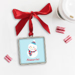 Cute Winter Snögubbe Blue Anpassningsbar First Nam Julgransprydnad Metall<br><div class="desc">Vintern snögubbe i kallt personlig är designat i rött,  vitt och blått färg. Innehåller anpassningsbar för första namn. Ljusblå bakgrund kan ändras.</div>