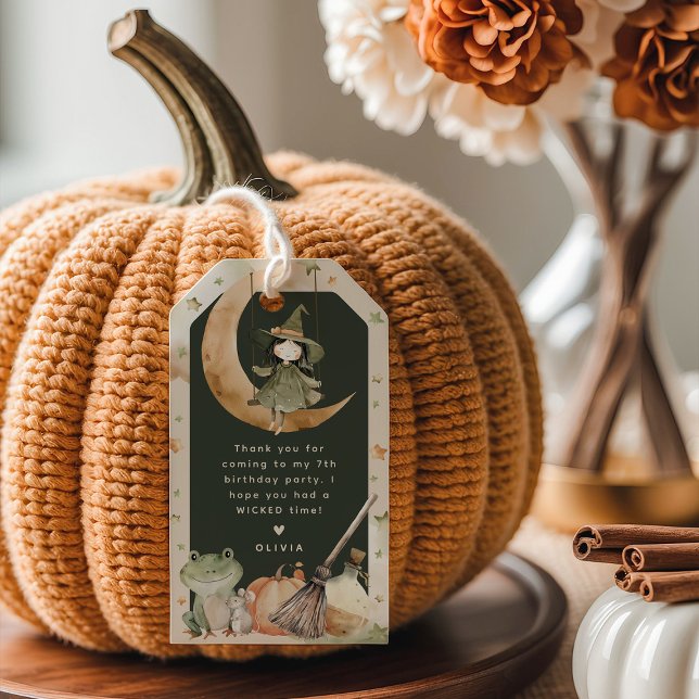 Cute Witch Kids Halloween Birthday Favor Presentetikett (Skapare uppladdad)
