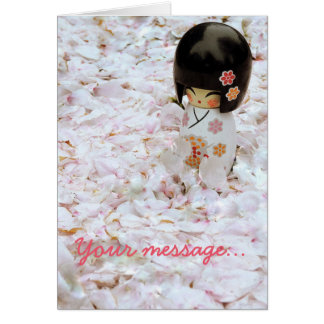 Cute Wooden Japansk doll och Petals Hälsningskort
