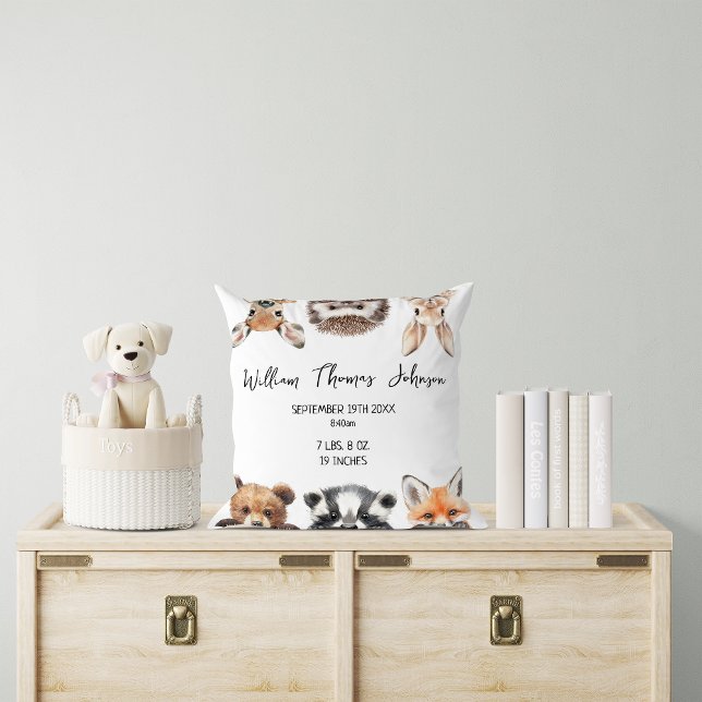 Cute Woodland Animals Baby Birth Stats Kudde (Cute Woodland Animals Baby Birth Stats Throw Pillow)