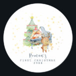 Cute Woodland Animals Baby Första julfoto Runt Klistermärke<br><div class="desc">Cute Baby under den första julskogen på pianot med himlar i bakgrunden. Lägg till fotot från baby fantastisk för den bästa helgdag för evigt.</div>