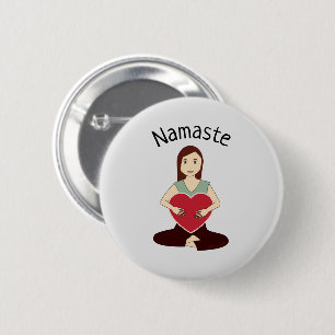 Cute Yoga Girl håller Red eart Namaste Knapp