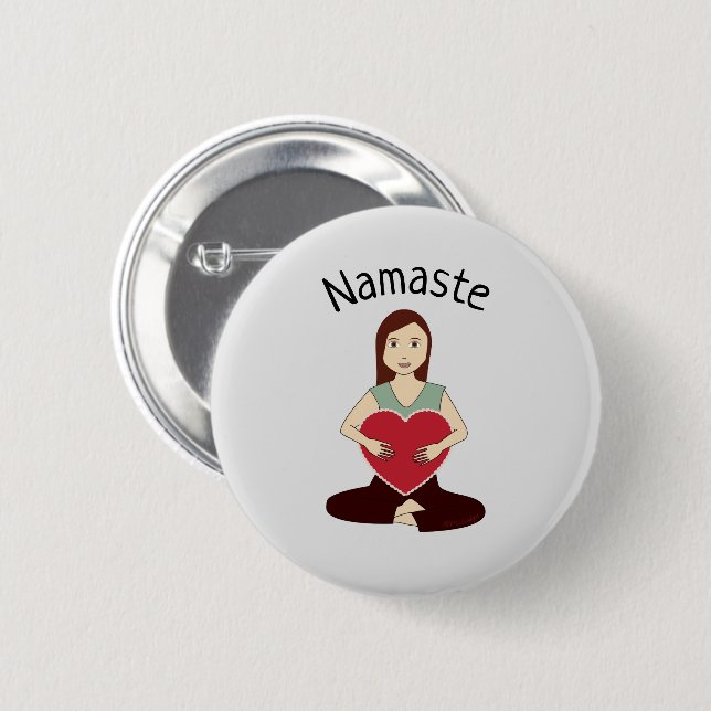 Cute Yoga Girl håller Red eart Namaste Knapp (Framsida & baksida)