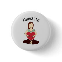 Cute Yoga Girl håller Red eart Namaste