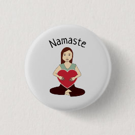 Cute Yoga Girl håller Red eart Namaste Knapp