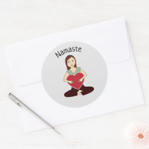 Cute Yoga Girl håller Red eart Namaste Runt Klistermärke