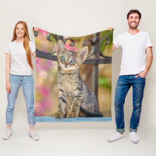 Cute Young Tabby Kitten med Blue Ögon i en Garden Fleecefilt