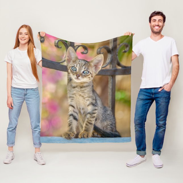 Cute Young Tabby Kitten med Blue Ögon i en Garden Fleecefilt (På plats)