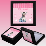 Cute zebra-stjärnor lägger till namn rosa keepsaké minnesask<br><div class="desc">Behåll Gift Box för barn. Anpassa med namn. Med söt zebra,  polka dots och stjärnor med färg rosa och vitt.</div>